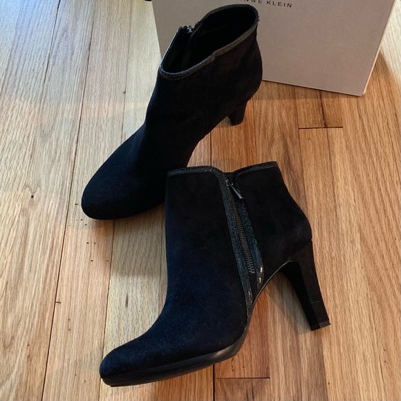 EUC Anne Klein black suede ankle boots size 9. Side zipper. - Picture 6 of 15